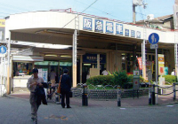 阪急「十三」駅東口。西口に比べて落ち着いてます。