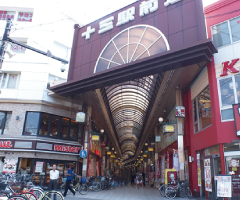 十三は梅田からも近く、通勤便利なエリアです♪駅から近いのに、目立ちにくい場所にお店があるのもいいですよ(^^)/