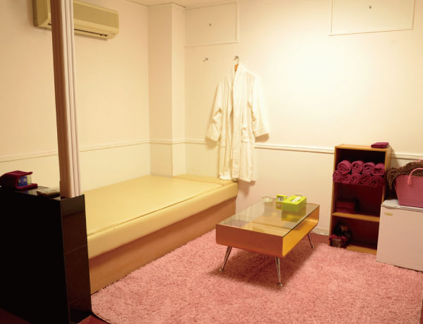 清掃の行き届いた個室は、沖田さんもお気に入りの空間。気持ちよく働けそうな空間でした☆